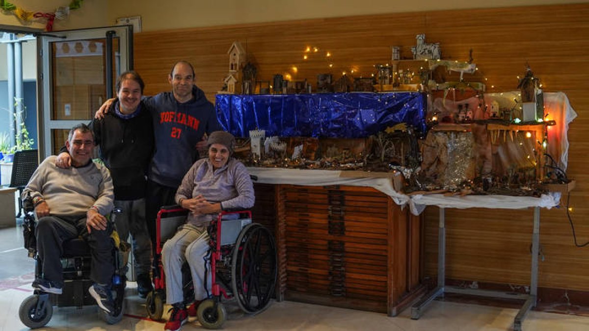 José Antonio Ferrero, Marco Antonio Ruiz, Carlos Robla y Mamen Martínez, los artistas del portal de Belén que luce en el centro de Aspace. MIGUEL F. B.