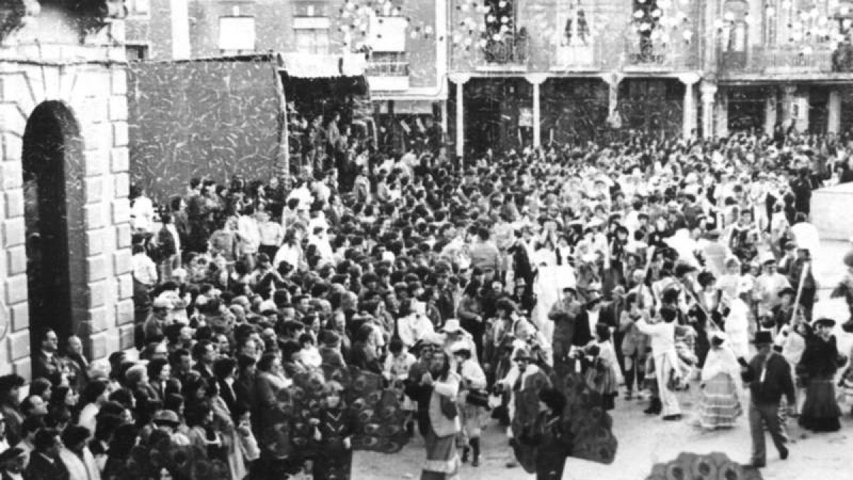 Kike Java, conocido por su pasado hostelero regentando varios bares de La Bañeza y de otras ciudades, siempre ha sido distinguido por su participación en el Carnaval con disfraces singulares y atrevidos.