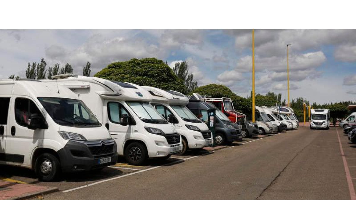 Imagen del área de autocaravanas de Avenida los Peregrinos en Eras de Renueva con aforo completo ayer por la mañana. FERNANDO OTERO