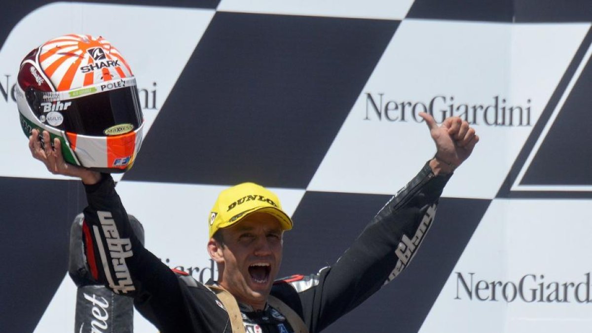 Johann Zarco celebra en el podio de Spielberg su victoria en el GP de Austria en Moto2.