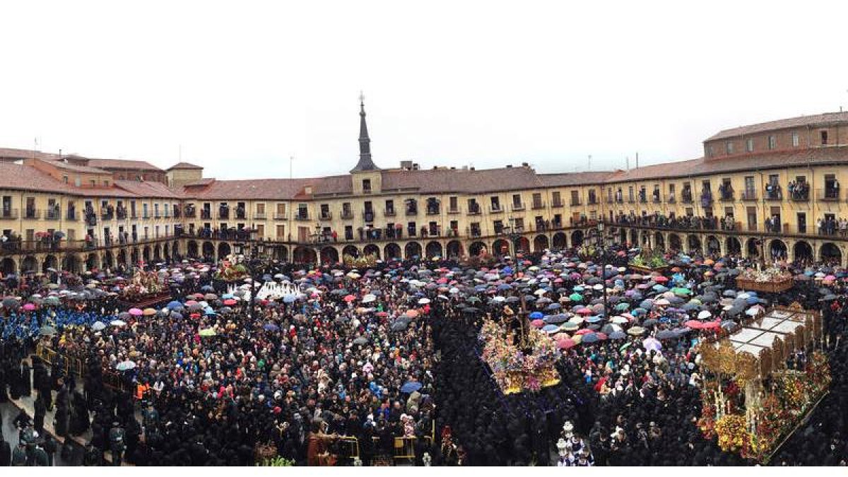 El momento del Encuentro es el que concita la mayor expectación de la Semana Santa de León, a pesar de que esta vez los paraguas obligaron a variar el panorama general.