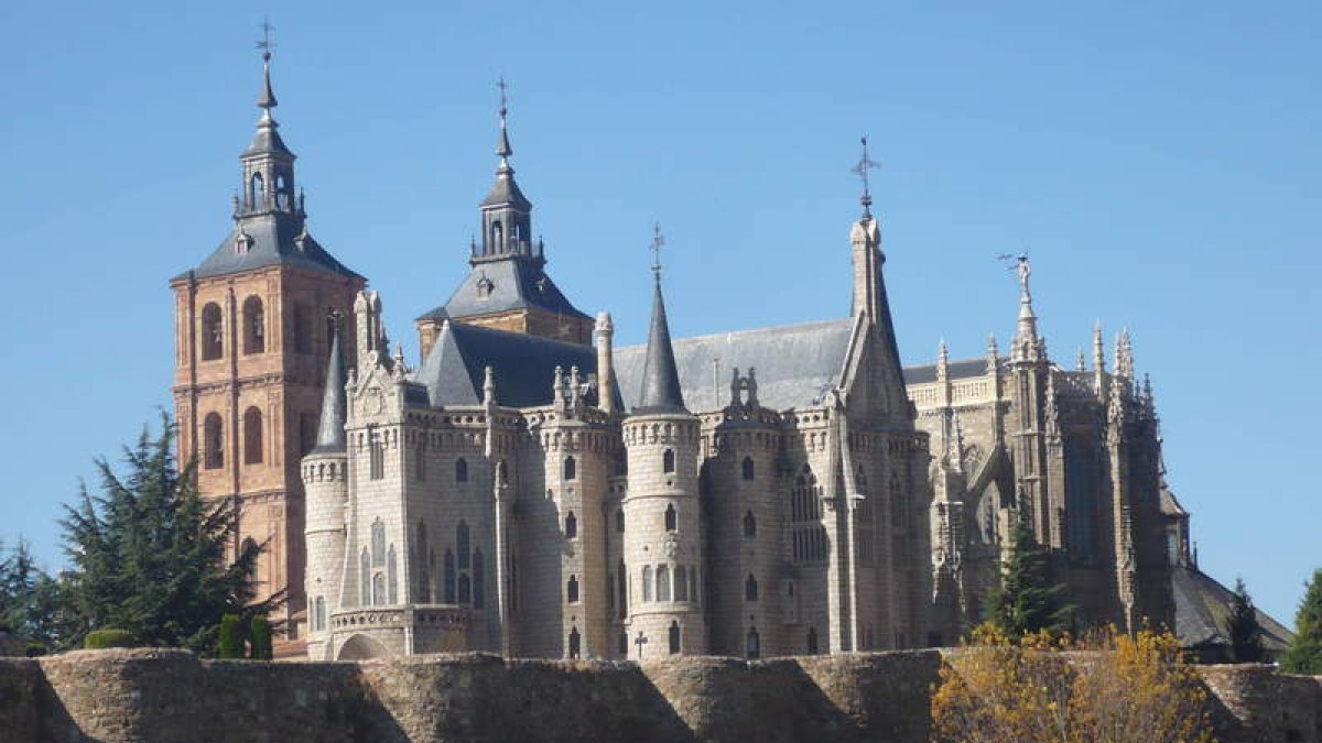 Vista de la Astorga monumental, con la muralla en primer término, el Palacio Episcopal que diseñó Gaudí y la Catedral al fondo.