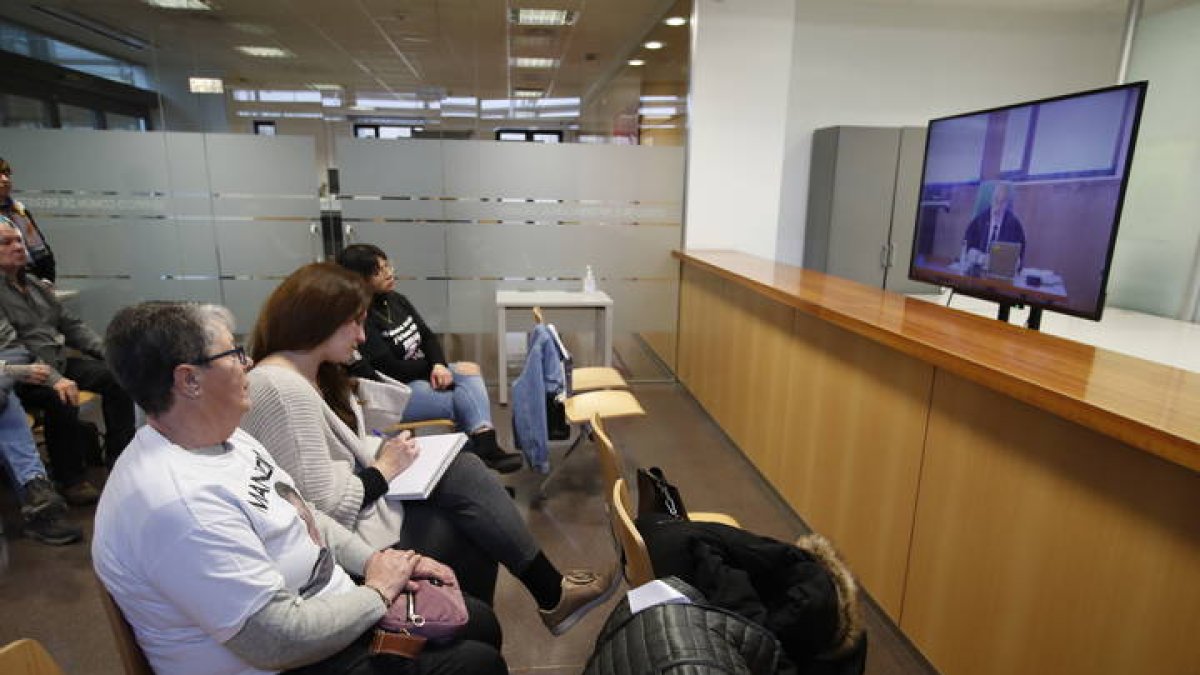 Las familias siguen el juicio desde una sala contigua. FERNANDO OTERO