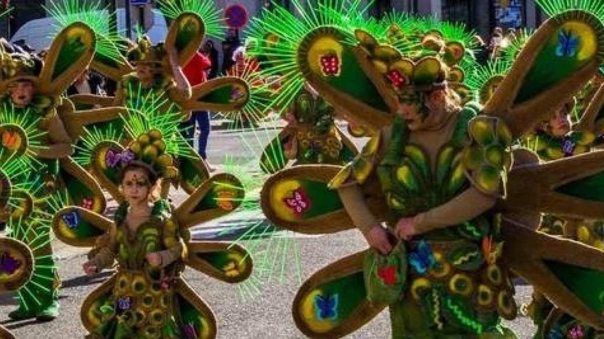 Los ‘enfarramacaos’ entrarán de lleno en una batalla de harina. Será la previa al día grande del Carnaval, con más de 3.000 euros en premios a los mejores disfraces. DL