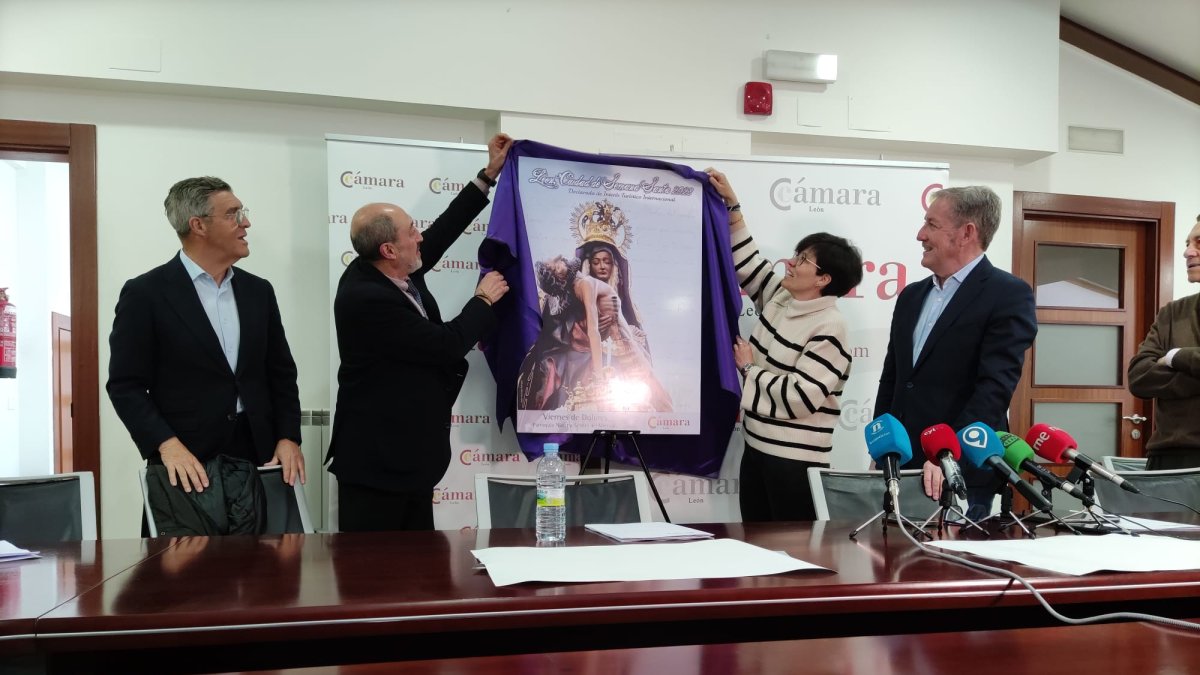 500 carteles y 2.500 postales alusivas a la Semana Santa conforman la campaña de promoción de la Cámara de Comercio de León. P. I.