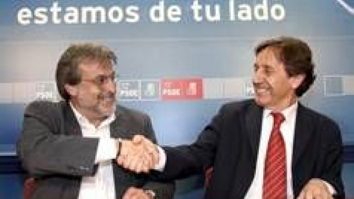 El responsable de IU en la comunidad, José María González, estrecha la mano de Ángel Villalba