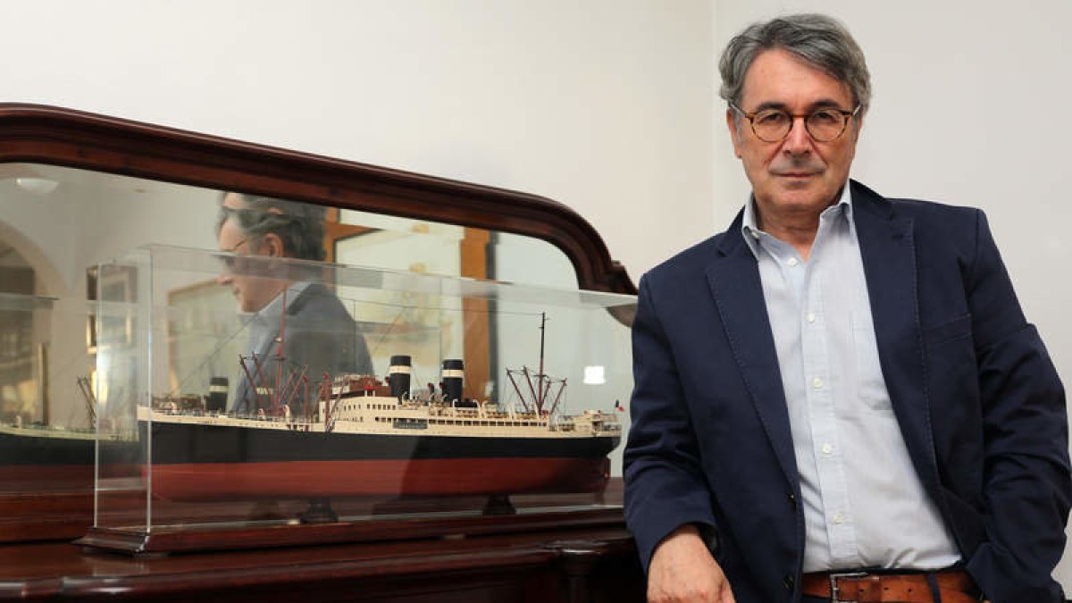 Andrés Trapiello junto a una maqueta del Sinaia, el barco en el que cientos de republicanos partieron hacia el exilio mexicano. RAQUEL P. VIECO