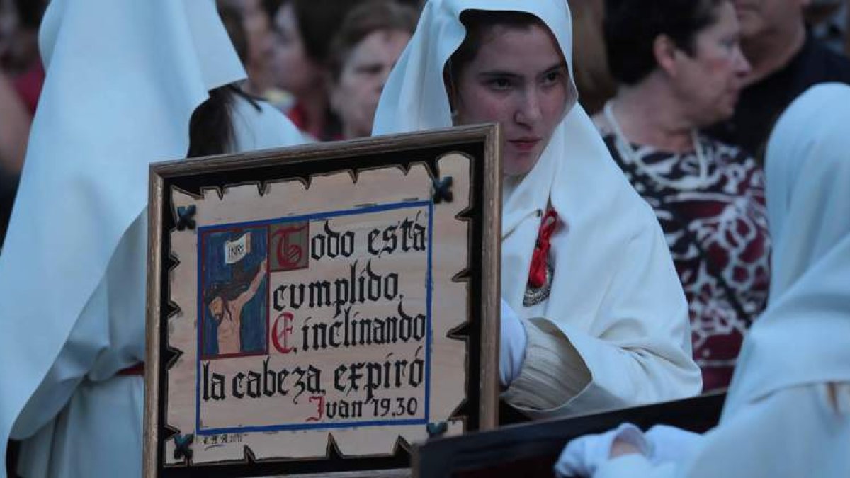Las procesiones leonesas están plagadas de gestos anónimos que dan sentido al ceremonial que se repite una Semana Santa tras otra.