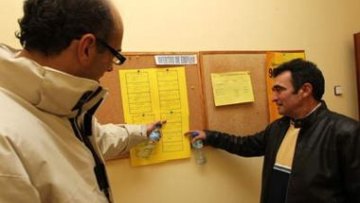 Quique Torres, a la izquierda, con un compañero en la sede de Beda en Ponferrada, donde acuden a ter