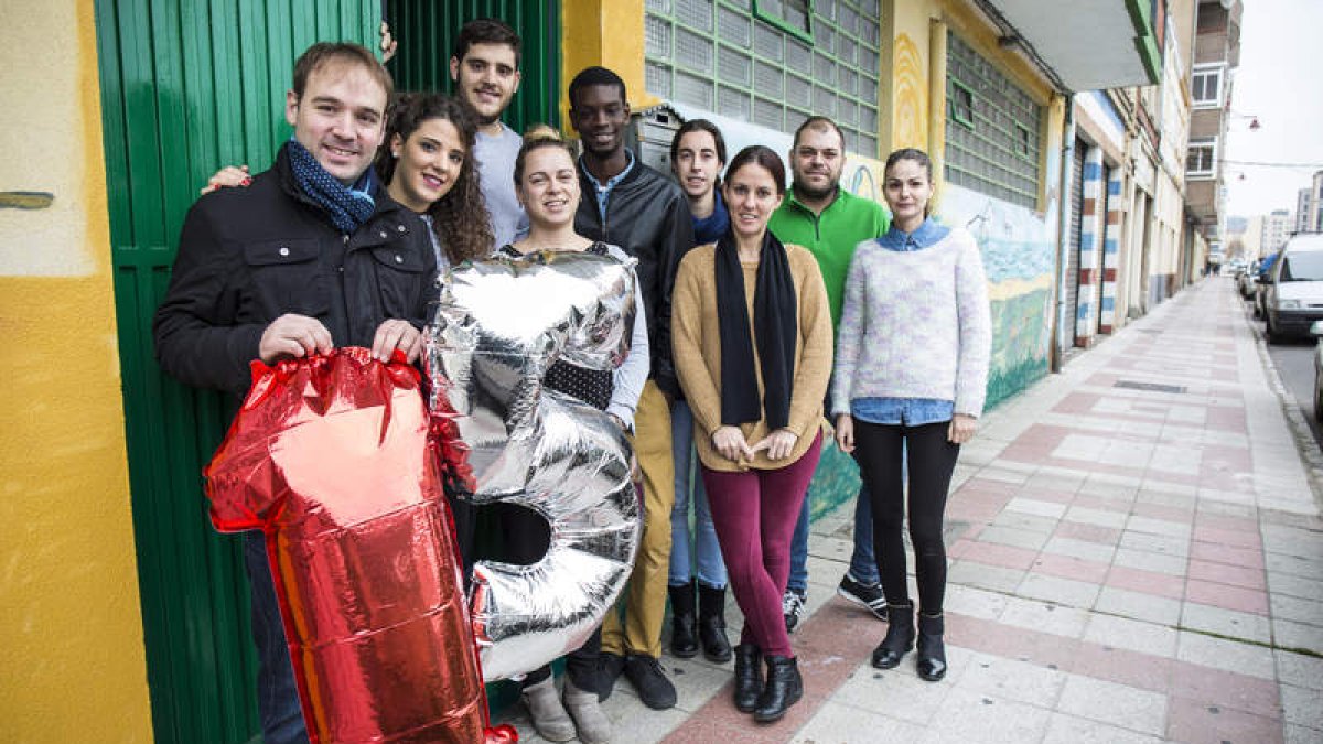 La junta directiva del centro juvenil Auryn, situado en el número 3 de la calle Campos Góticos, en el barrio de La Lastra.