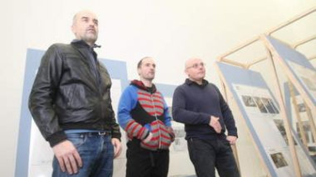 De izquierda a derecha, Jon Mikel Euba, Sergio Prego y Txomin Badiola, en una sala del Musac.