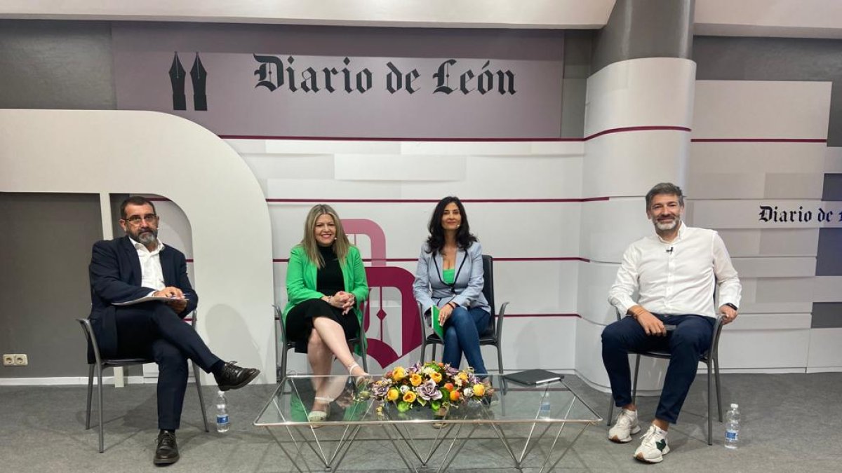 Óscar Barrero, Virgina Gómez, Cristina Fanjul y Julio Álvarez, antes de la mesa redonda. RAMIRO
