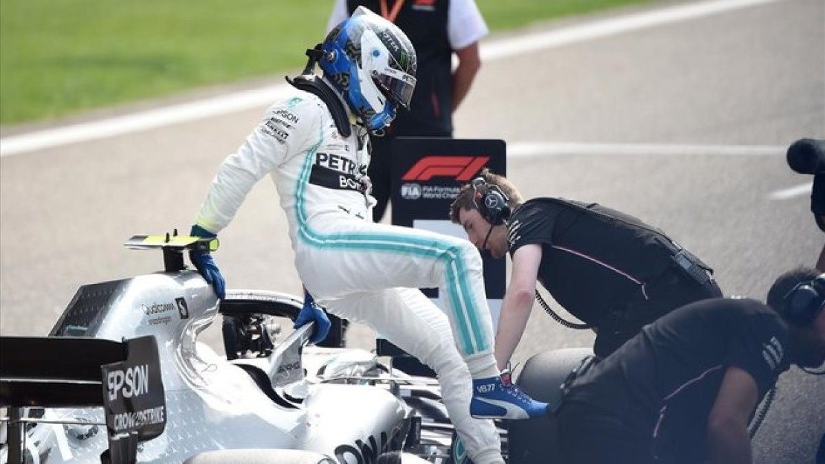 El piloto de Mercedes Valtteri Bottas tras conseguir la pole position en China.