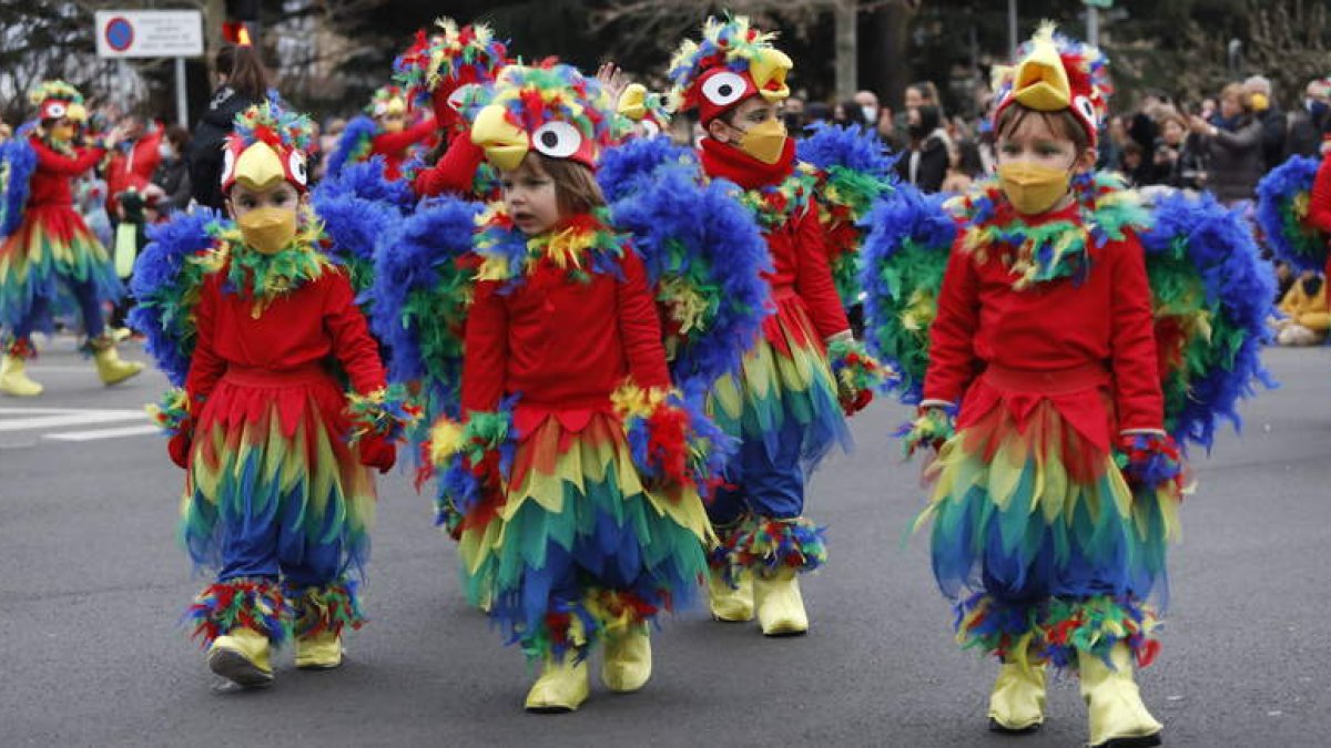 El desfile de Carnaval tendrá de nuevo como punto de partida el paseo de Papalaguinda. Los disfraces no saltarán tan sólo al centro de la cabalgata sino también a las aceras del centro de León. MARCIANO PÉREZ