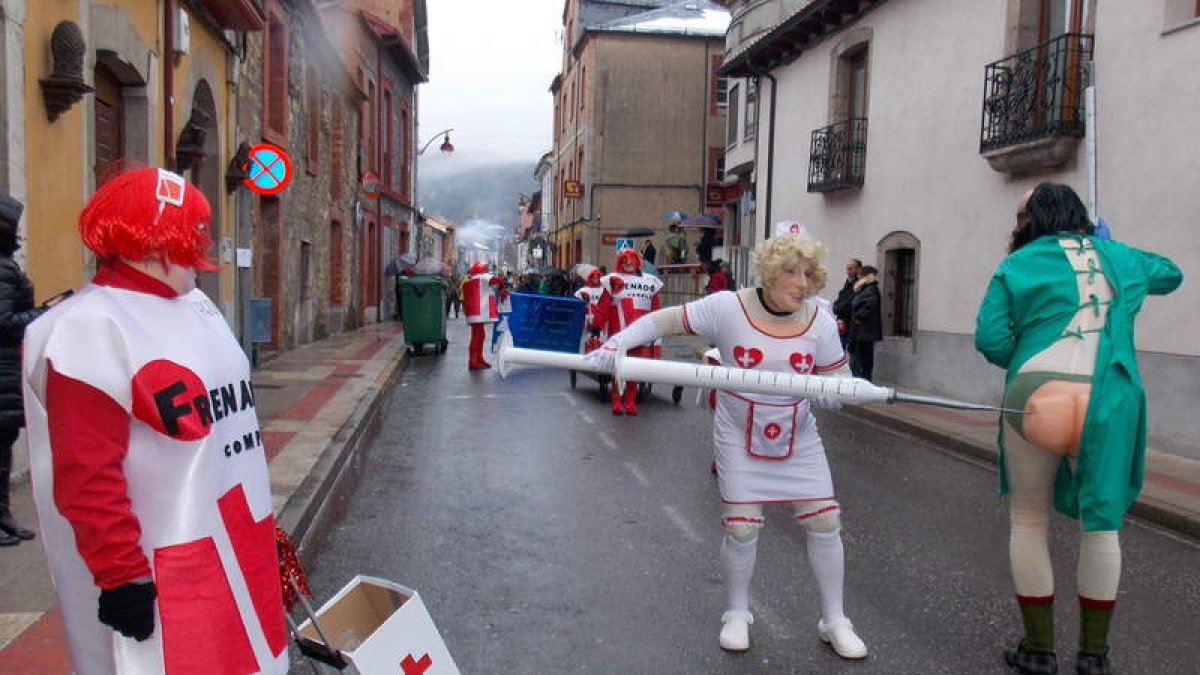 El primer premio de charangas fue para ‘Estos polvos lo curan todo’. PLANILLO