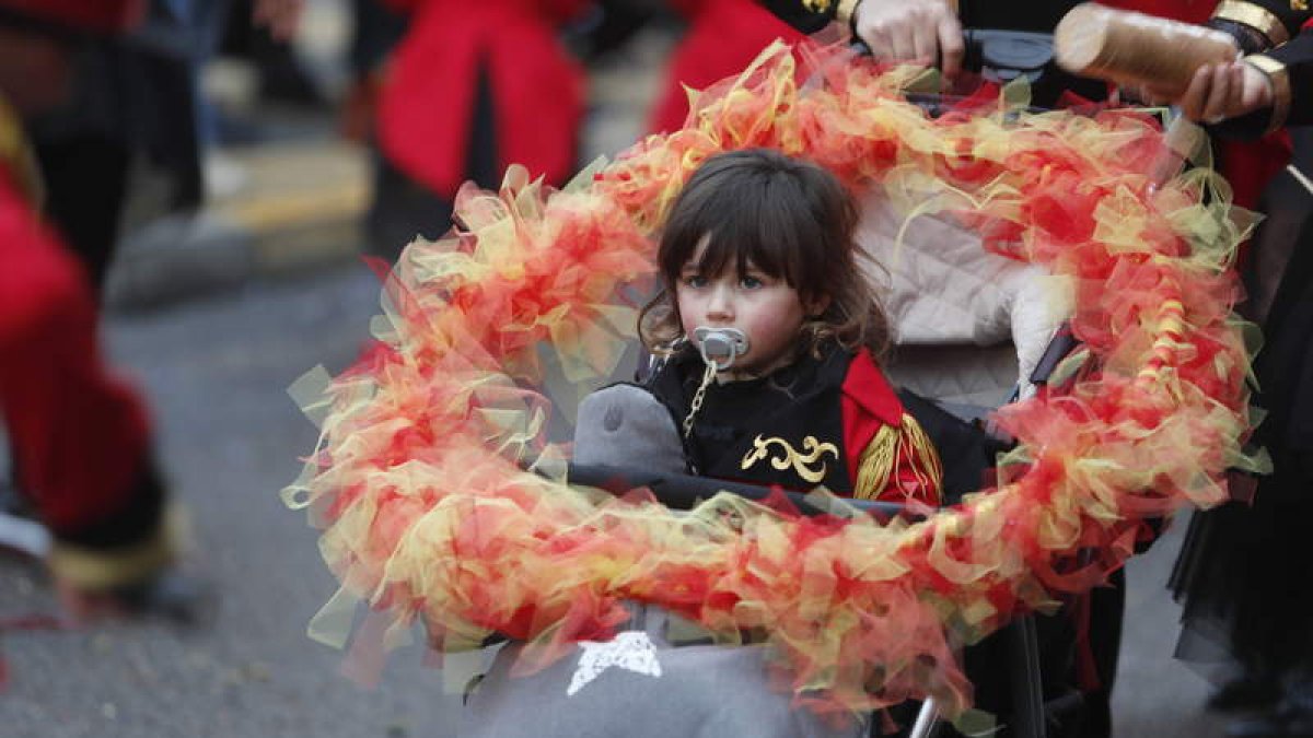 El Carnaval de Sariegos está diseñado para todas las edades. Se puede disfrutar en familia o con amigos. Eso sí, lo aconsejable es ir disfrazado al polideportivo de Azadinos. DL / RAMIRO