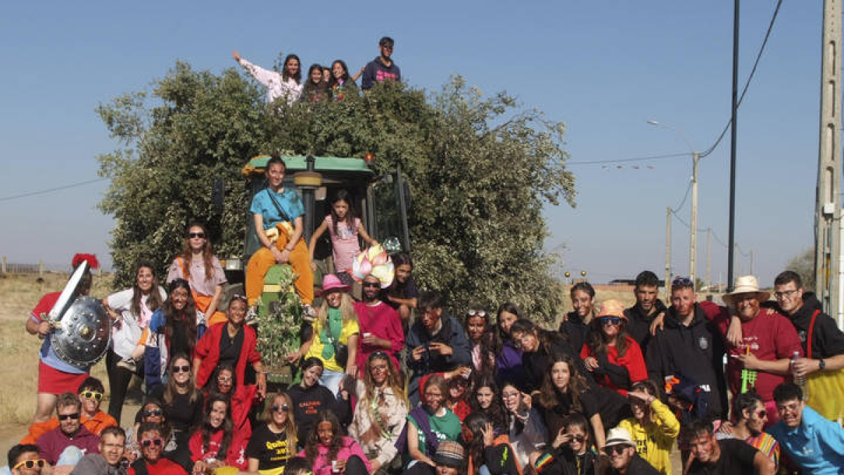 quintos y juventud recib3en entre jolgorio y la parva el carro de la hoguera, foto Acacio Diaz_11555603_med
