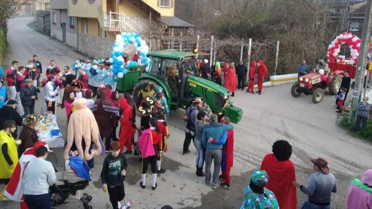 El desfile de Carnaval suele estar muy animado durante la jornada festiva en Sobrado.  ANA F. BARREDO