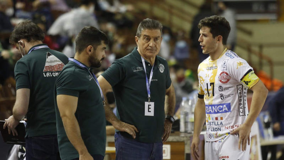 Luis Puertas, Cadenas y Jaime Fernández, durante el partido de Copa ante el Nava. FERNANDO OTERO