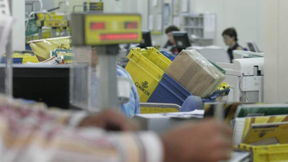 Imagen de la oficina central de Correos en la que se gestionan la mayor parte de los envíos por Internet