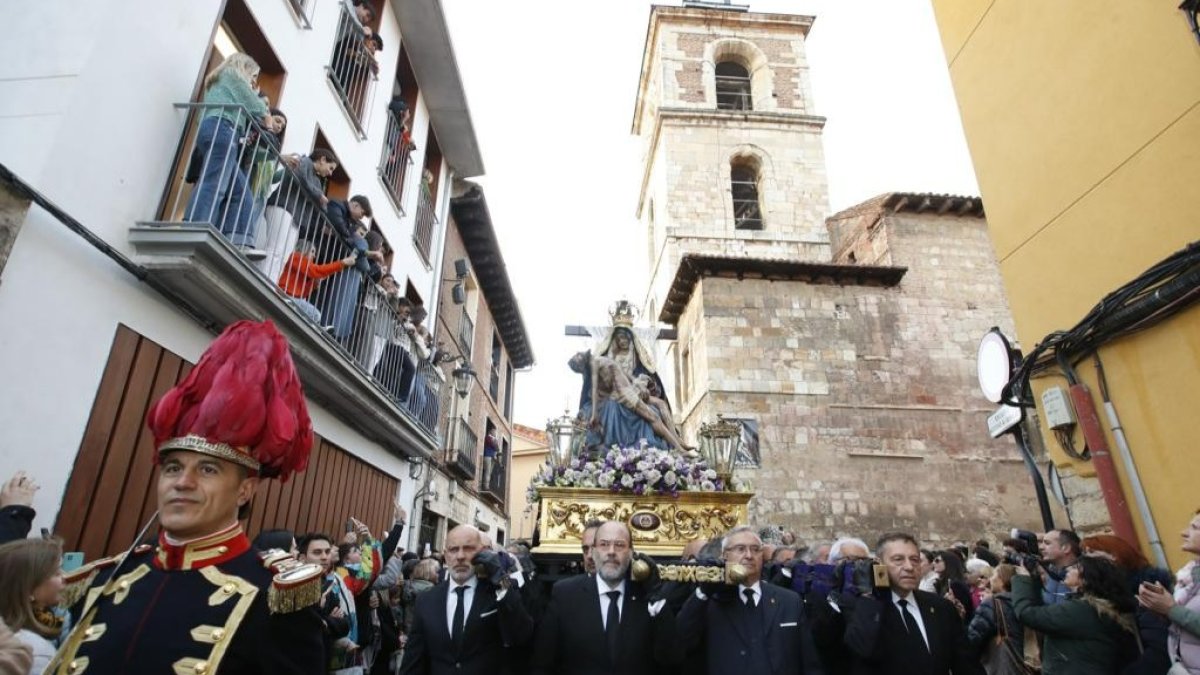 La Virgen el Mercado, a la saliida fe dla procesión. RAMIRO