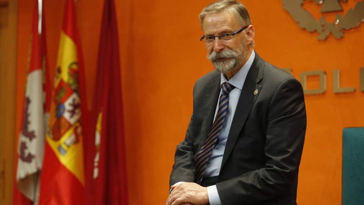 Luciano Díez, en la sede del Colegio de Veterinarios. JESÚS F. SALVADORES