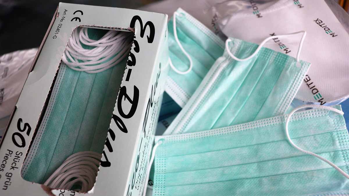 Cómo desinfectar una mascarilla reutilizable según el Ministerio de Sanidad