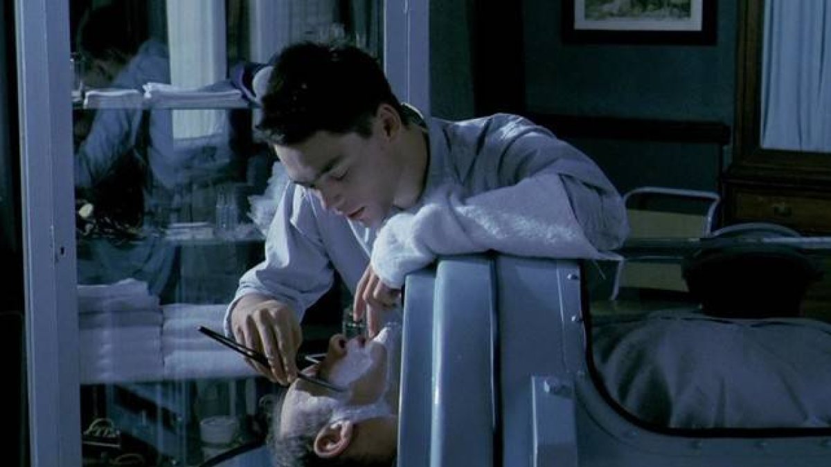 David Sust afeita a Günter Meisner, en una escena de la película 'Tras el cristal'.