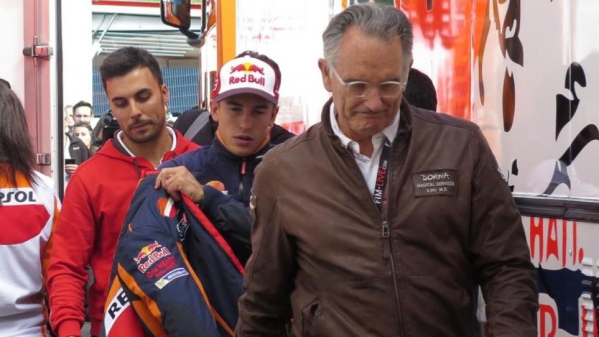 Marc Márquez, camino del hospital, acompañado de su asistente José Luis Mártinez y precedido por el doctor Xavier Mir.