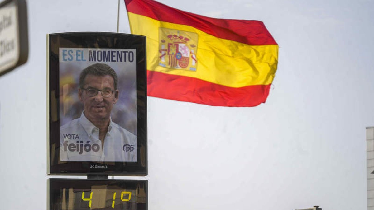 La imagen de Feijóo en la calurosa jornada electoral. RAFA ALCAIDE