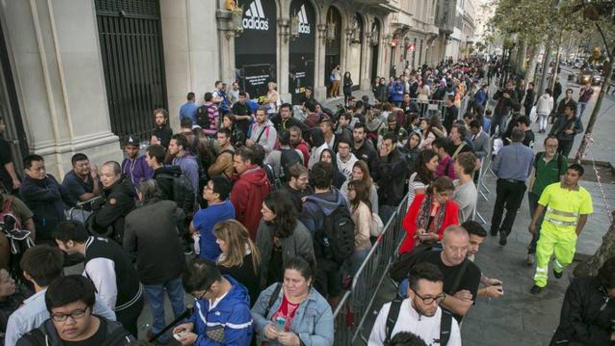 Cola ante la tienda de Apple en el paseo de Gràcia de Barcelona, a primera hora de este viernes.