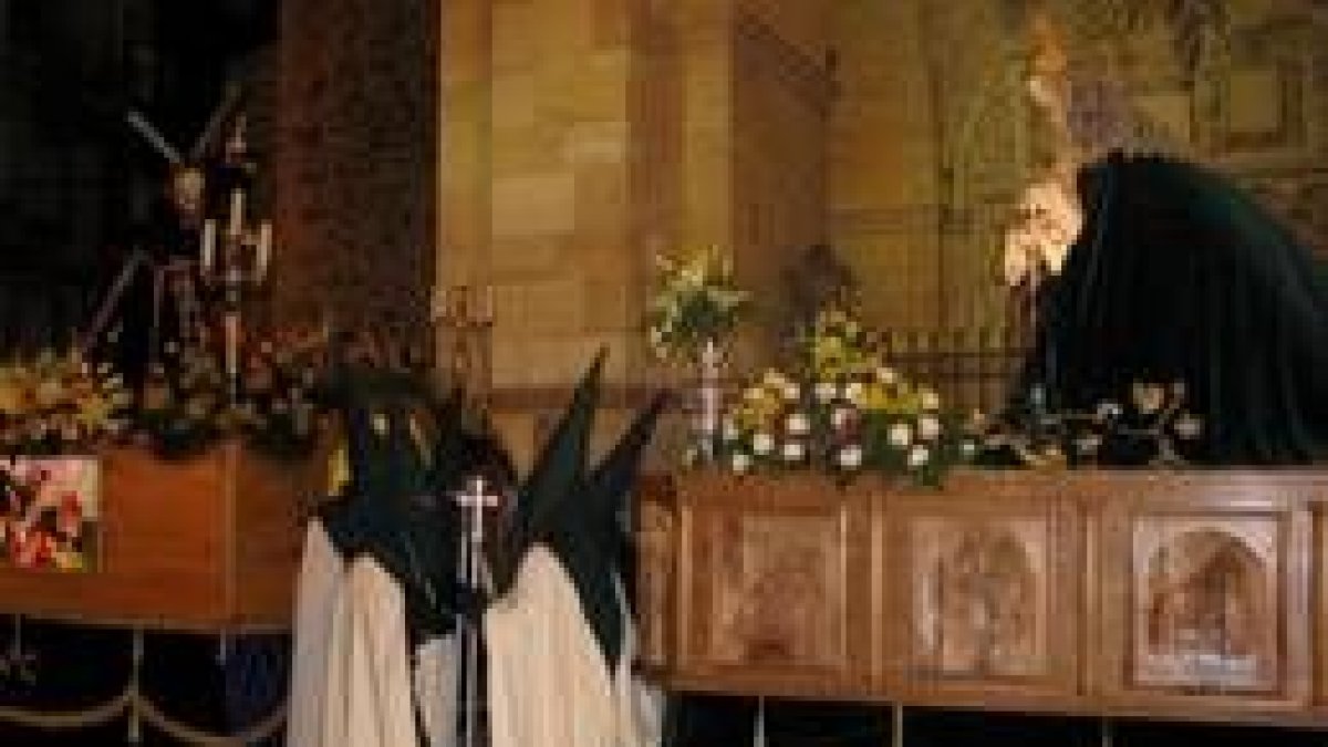 Un momento del encuentro entre el Cristo de las Tres Caídas y la Virgen de la Esperanza
