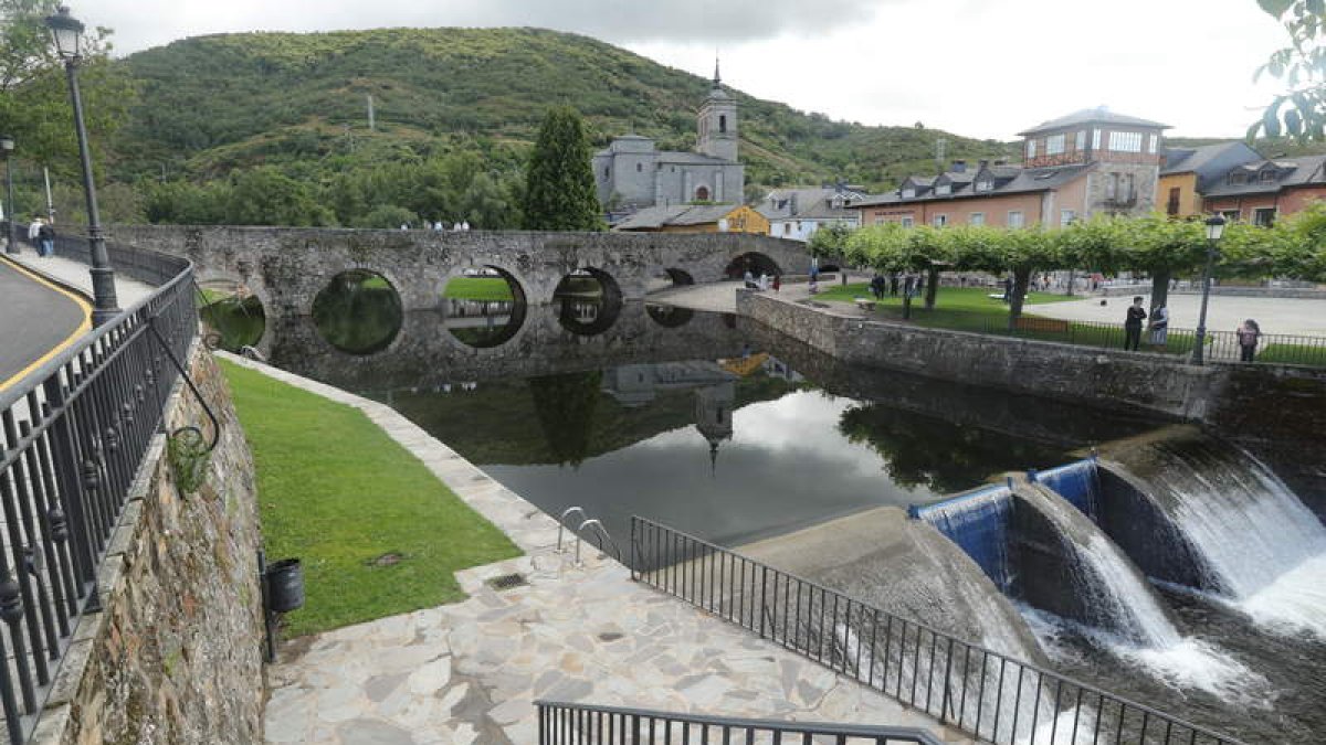 Vista general de la piscina fluvial de Molinaseca, una de las más concurridas del Bierzo. L. DE LA MATA