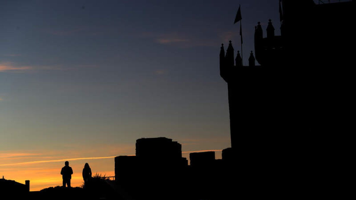El Castillo de los Templarios, la calle del Reloj, la Casa de los Escudos (hoy Museo de la Radio Luis del Olmo) y el edificio de la casa consistorial visto desde uno de los soportales de la plaza del Ayuntamiento. Son éstos algunos de los atributos que id