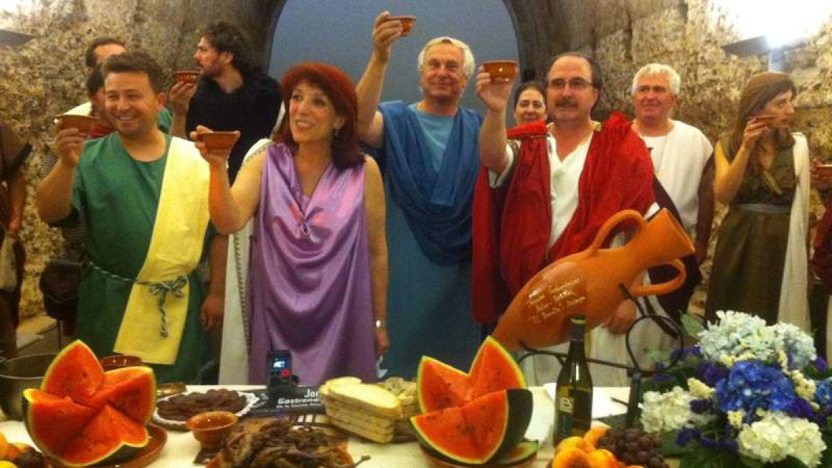 La Ergástula acogió la presentación y las autoridades, el mantenedor y los asistentes se visitieron para la ocasión.