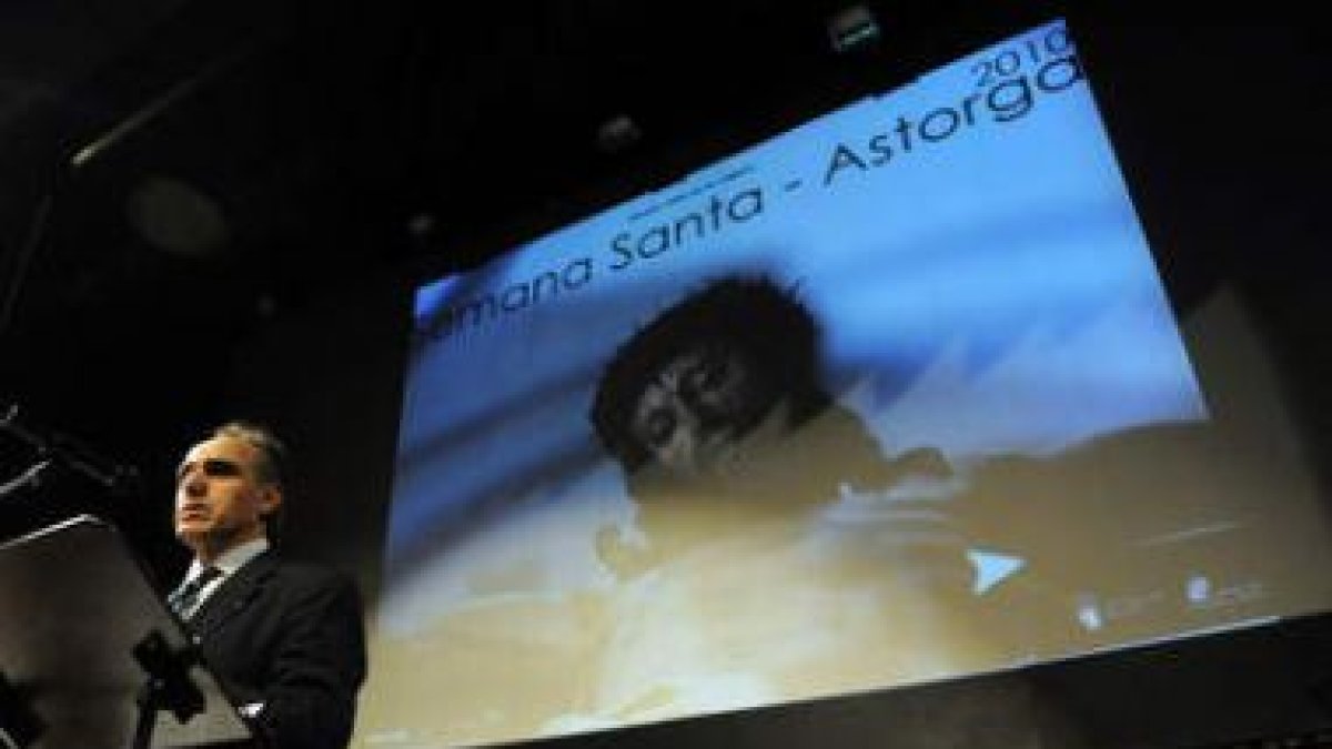 Perandones, en el Teatro Filarmónica, con el cartel de la Semana Santa como telón.