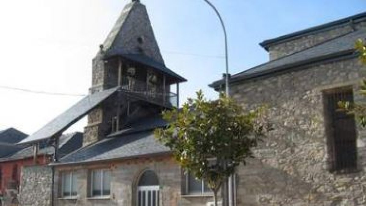 La fachada de bloques de cemento con ventanas de alumnio rompe la vista en la iglesia de San Román.
