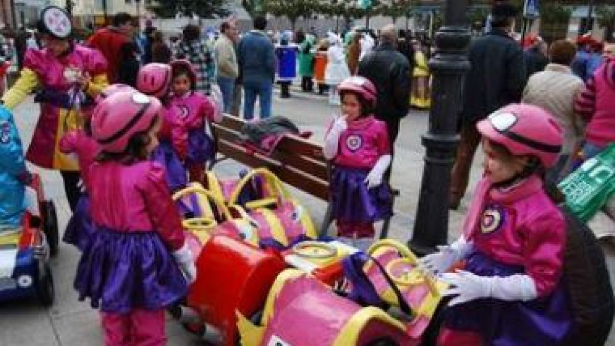 El desfile recorrió las principales calles de Fabero.