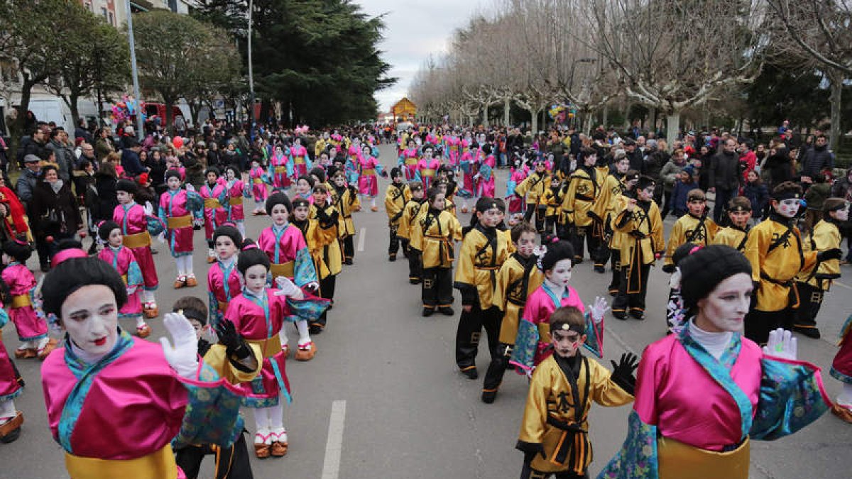 Geishas y guerreros de San Claudio. SECUNDINO PÉREZ