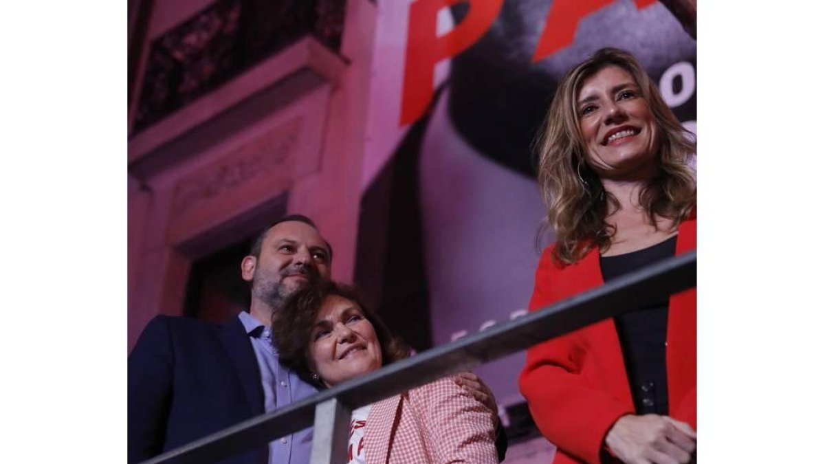 José Luis Ábalos, Carmen Calvo y la mujer de Pedro Sánchez, María Begoña Gómez, durante la valoración de los resultados electorales en la sede del PSOE en la Calle Ferraz de Madrid.