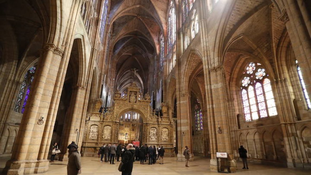 Tiempo de otoño, tiempo para visitar la Catedral de León. RAMIRO