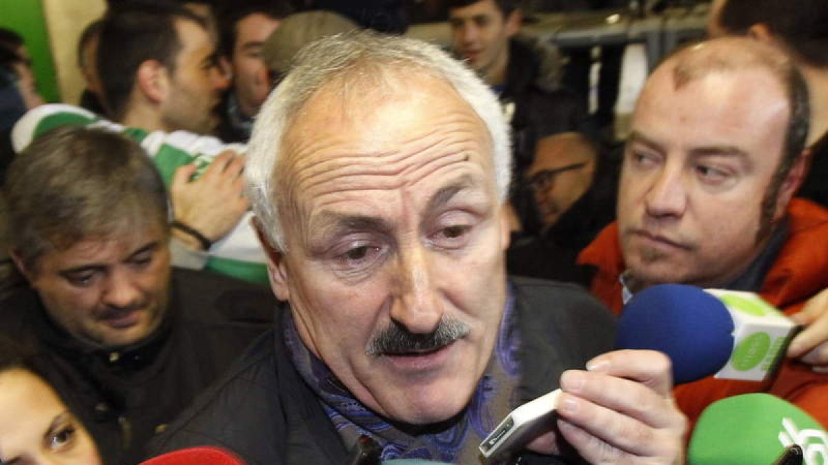 El nuevo presidente del Racing de Santander, Juan Antonio Sañudo atiende a los medios.