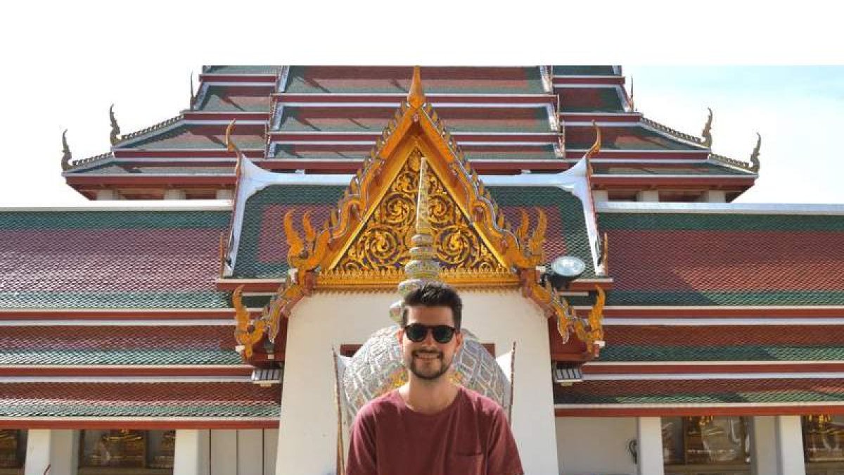 Alejandro Arias en uno de los templos de Bangkok, ciudad en la que trabaja.