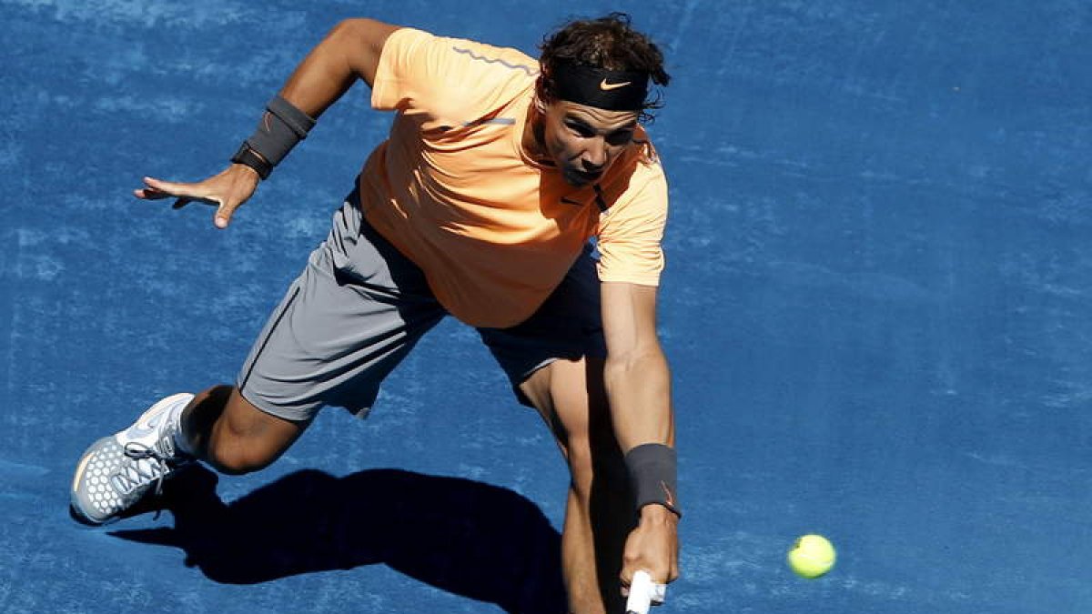 Nadal golpea la pelota en su partido frente a Davydenko.