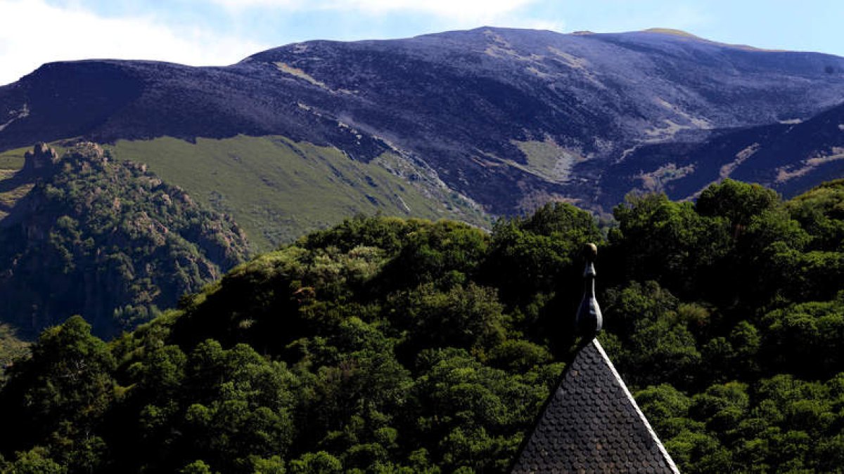 Un enorme manto negro de ceniza se observaba ayer, con el cielo limpio, desde el monasterio de San Pedro de Montes. El incendio originado en Montes de Valdueza hizo ayer una semana, con 1.435 hectáreas quemadas según la cifra oficial, ya ha superado en superficie al que también registró la Tebaida berciana en abril de 2017. El fuego seguía ayer en nivel 2 ante el fuerte viento previsto al final del día. ANA F. BARREDO