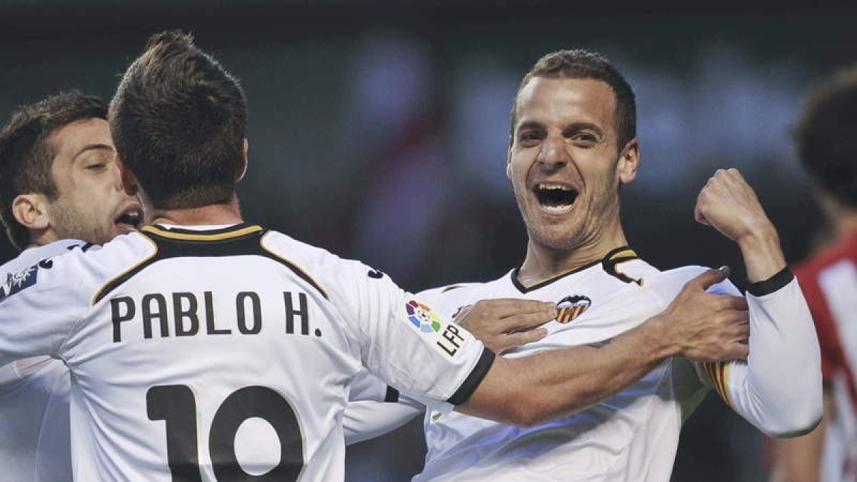 Roberto Soldado celebra su segundo gol junto a sus compañeros Jordi Alba y Pablo Hernández.