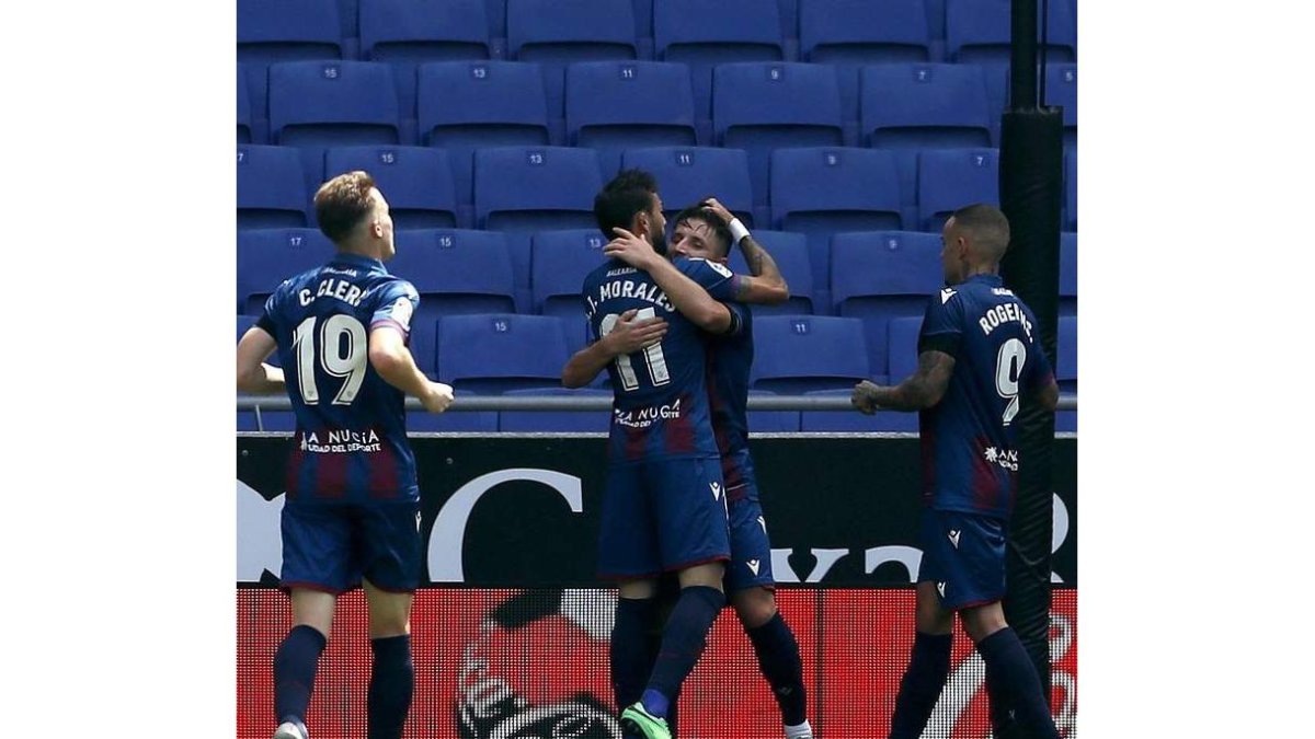 Los jugadores del Levante celebran uno de sus goles. ALBERTO ESTÉVEZ