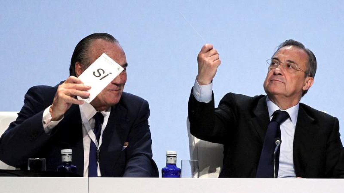 Fernando Fernández Tapias junto a Florentino Pérez, durante la votación en la Asamblea.