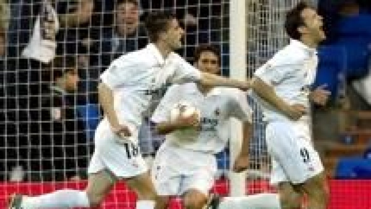 Morientes celebra su segundo gol con la felicitación de Portillo y Raúl expectante de fondo