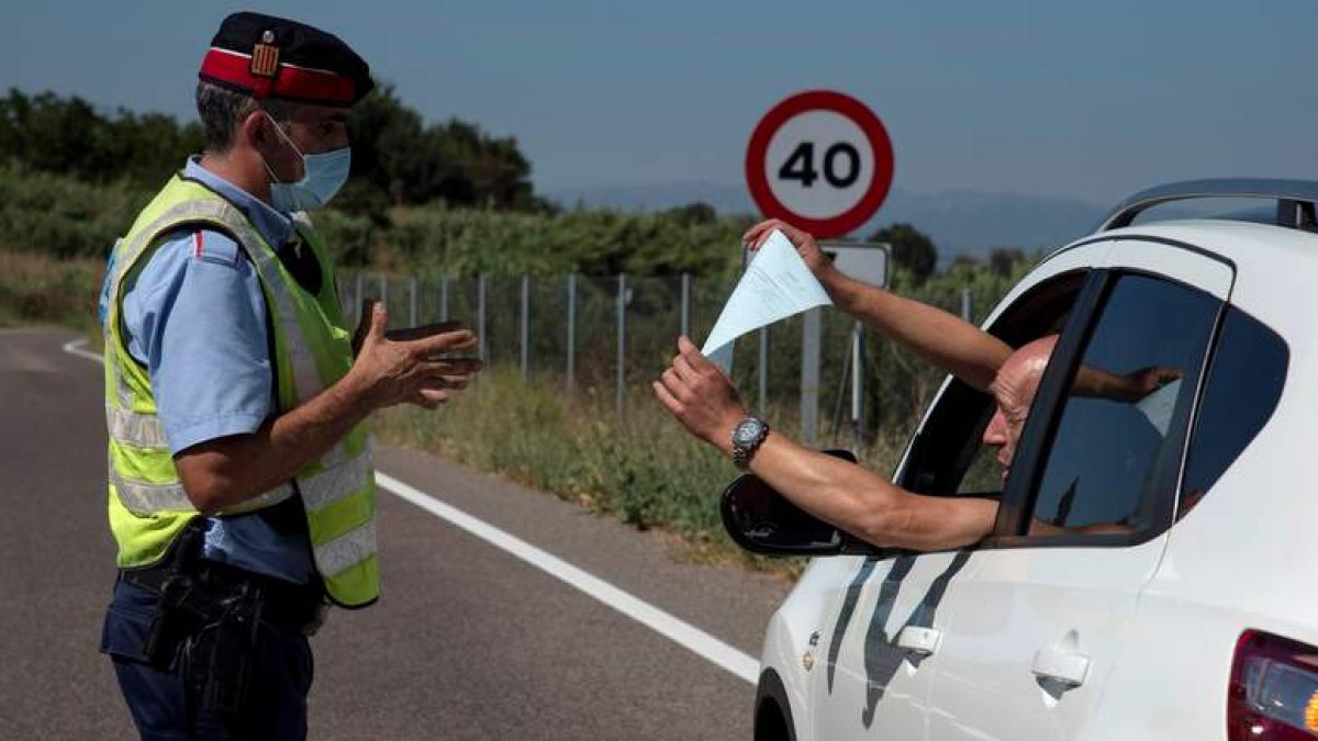 Un Mosso d’Esquadra realiza un control de carreteras en la comarca del Segrià, ayer. RAMÓN GABRIEL